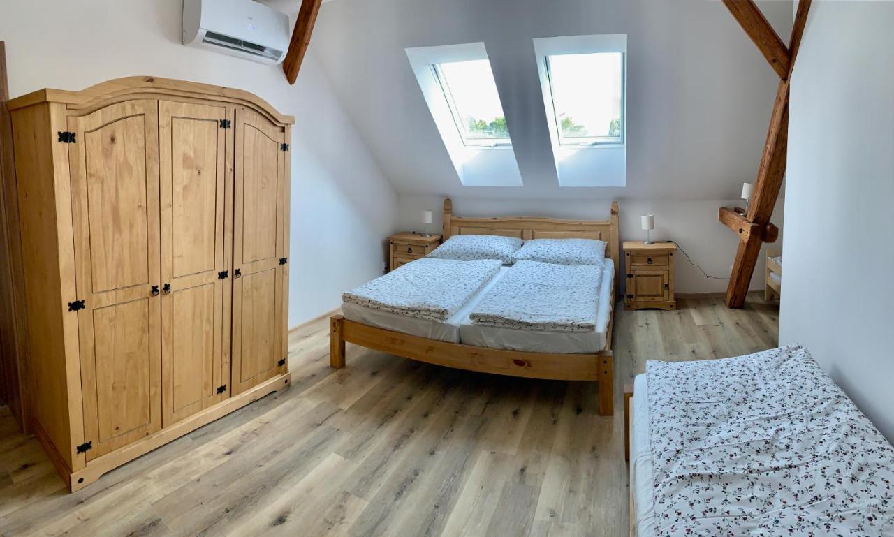 Apartmany Statek Bezdedice Hostomice ภายนอก รูปภาพ