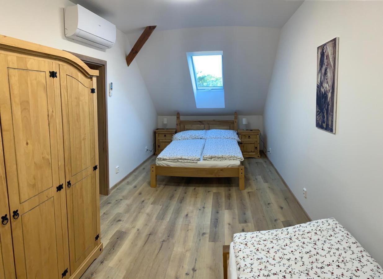 Apartmany Statek Bezdedice Hostomice ภายนอก รูปภาพ